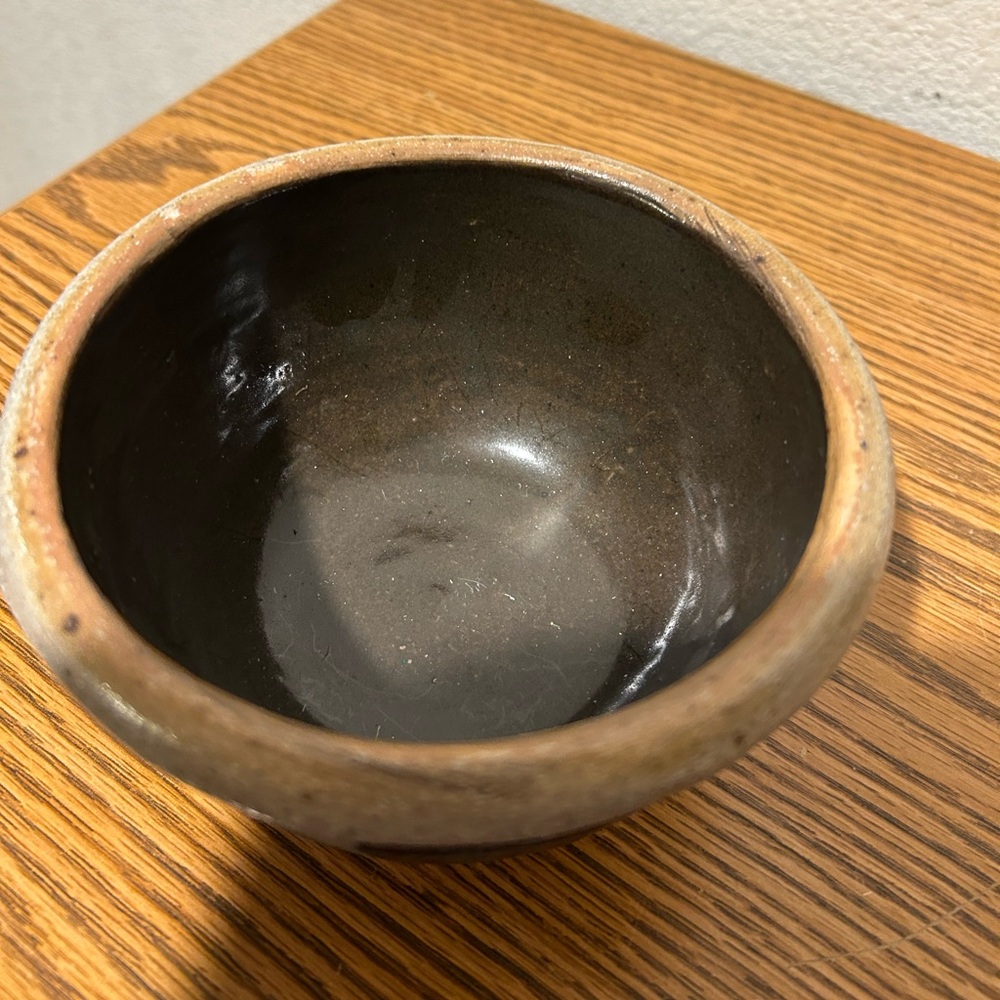 Vintage Artisan Salt Glazed Stoneware Bowl With Ears and Blue Heart Motif “1987” - Picture 3 of 10